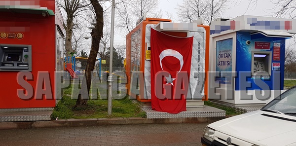BANKA ATM'SİNİ TÜRK BAYRAĞIYLA KAPATTILAR