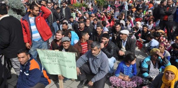 KENTSEL DÖNÜŞÜMÜ PROTESTO EDEN ROMANLAR BELEDİYE BİNASINA YÜRÜDÜ