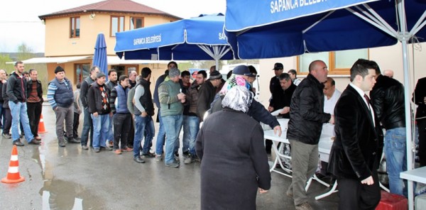 SAPANCA’DA HAYIRSEVER BİR İŞ KADINI 500 KİŞİYE YEMEK DAĞITTI