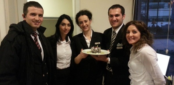 SAPANCA GÜRAL OTEL’DE TERFİ ALAN PERSONELE ARKADAŞLARINDAN SÜRPRİZ KUTLAMA