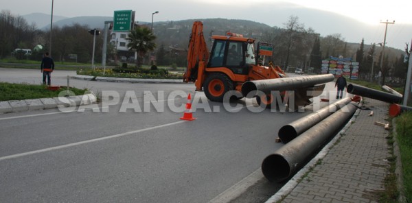 SAPANCA’DA TIR’IN HALATI KOPTU TONLARCA AĞIRLIKTAKİ BORULAR YOLA DAĞILDI
