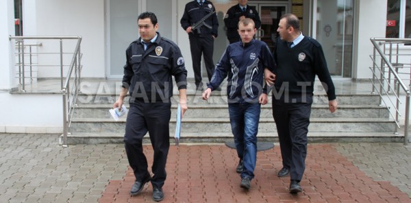 ASKER FİRARİSİ HIRSIZ POLİSLERİN DİKKATİ SAYESİNDE YAKALANDI