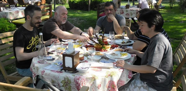 ÜNLÜ TİYATRO VE SİNEMA OYUNCUSU GÜVEN KIRAÇ’TA SAPANCALI OLDU