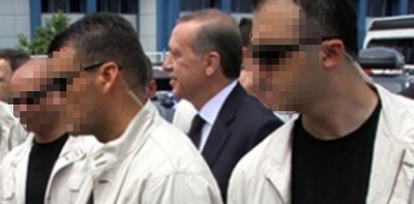 BAŞBAKAN KORUMASI SİLAHINI SAPANCA'DA UNUTTU