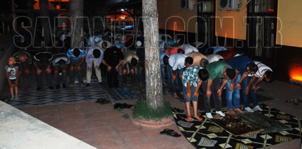 İLK TERAVİH NAMAZI İÇİN SAPANCA’DA CAMİLER DOLDU TAŞTI