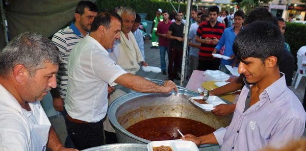 SAPANCA BELEDİYE BAŞKANI İBRAHİM USLU İFTAR ÇADIRINDA VATANDAŞLARLA İFTAR AÇTI