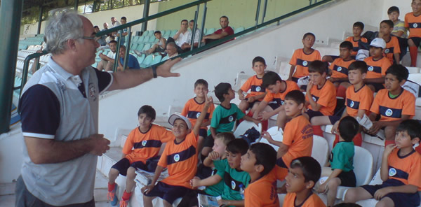 YAZ FUTBOL OKULU  TAMER İLAÇAN'I MİSAFİR ETTİ