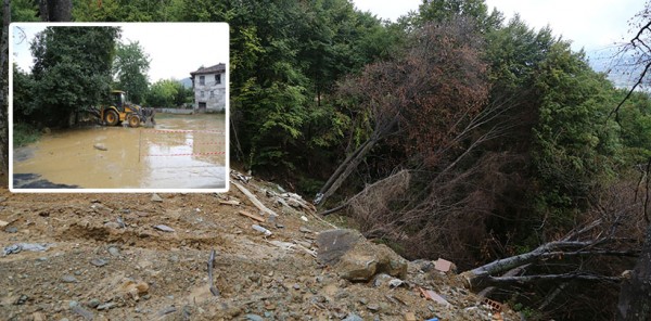 SAĞNAK YAĞIŞ NEDENİYLE SOKAKLAR ÇAMURLA DOLDU