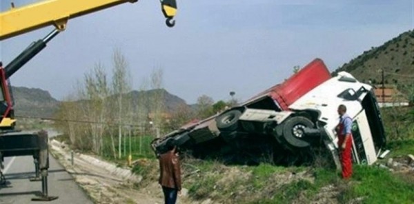 TIR ŞARAMPOLE UÇTU: 1 YARALI