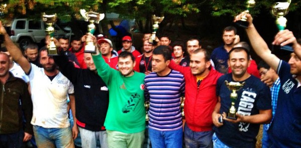 DÜZCE OFF ROAD YARIŞLARINDA YARIŞAN HÜSEYİN MEMİOĞLU YİNE KUPA KALDIRDI
