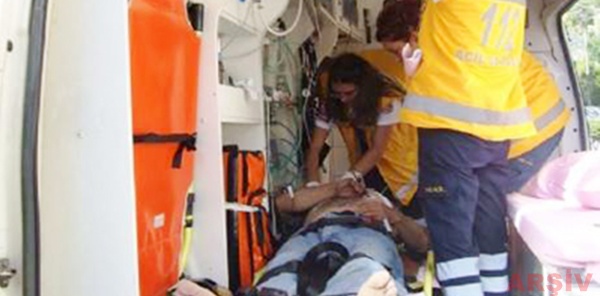 AĞAÇ'TAN DÜŞEREK YARALANDI