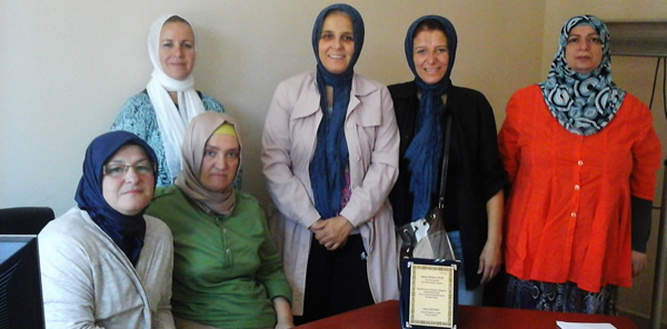 KOCAELİ SPASTİK ÇOCUKLAR DERNEĞİ’NDEN AK PARTİ SAPANCA KADIN KOLLARI’NA PLAKET