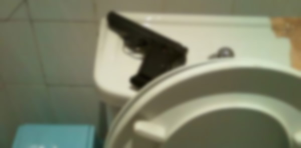 SİLAHINI TUVALETTE UNUTTU