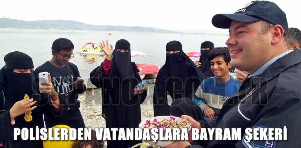 SAPANCA POLİSİNDEN VATANDAŞLARA BAYRAM ŞEKERİ