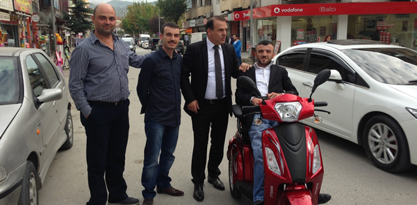 BAŞKAN USLU ENGELLİLER DERNEĞİ BAŞKANI İLE BAYRAMLAŞTI