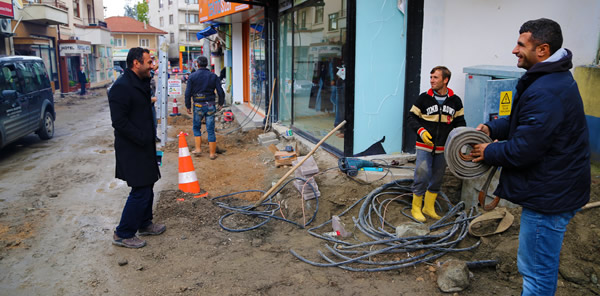 SAPANCA’DA ÇARŞI İÇİ ELEKTRİK HATLARI YER ALTINA İNİYOR