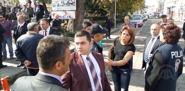 AMBULANS TÖRENE TAKILDI VATANDAŞ TEPKİ GÖSTERDİ