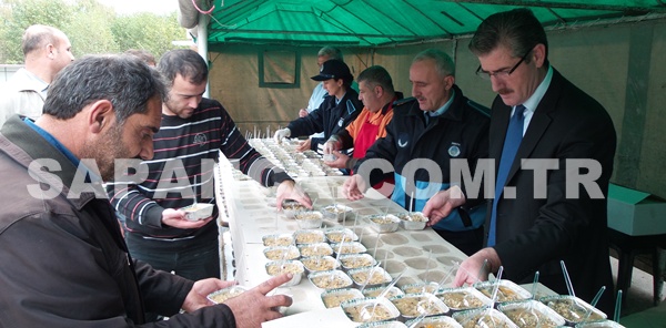SAPANCA'DA VATANDAŞLARA AŞURE DAĞITILDI