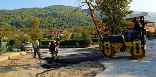 SAPANCA’DA BOZULAN YOLLAR ONARILIYOR