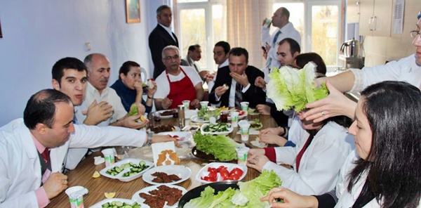 ÖĞRETMEN VE VELİLERE ÇİĞ KÖFTE ZİYAFETİ