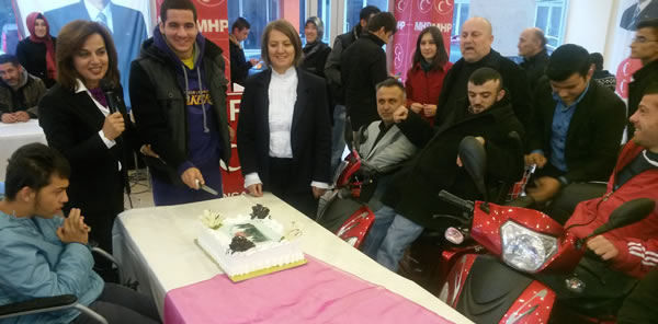 OYA ARAPOĞLU, ENGELLİLERLE BİR ARAYA GELDİ