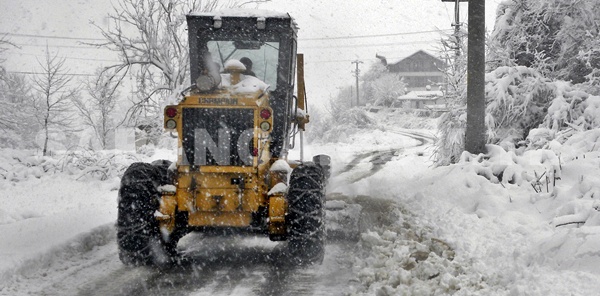 KAR YAĞIŞI NEDENİYLE 178 KÖY YOLUNDA ULAŞIM SAĞLANAMIYOR