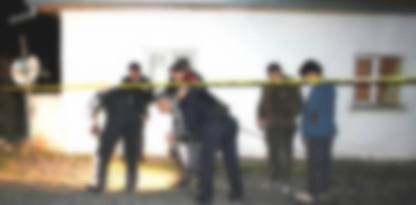 EVİN DUVARLARINA SİLAHLA ATEŞ ETTİLER