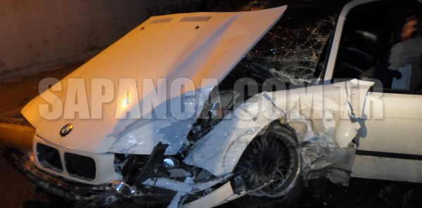 SAPANCA’DA OTOMOBİL ALTGEÇİT DUVARINA ÇARPTI: 3 YARALI