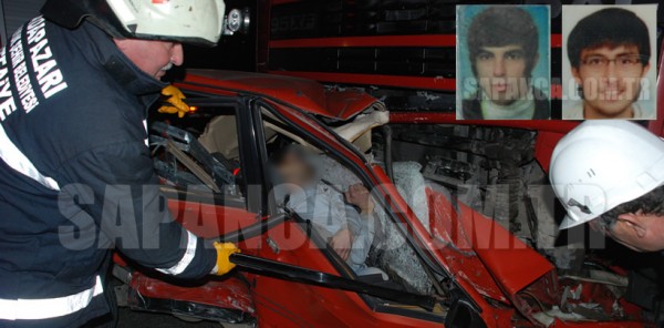 SAPANCA’DA OTOMOBİL TIR’IN ALTINA GİRDİ: 2 ÖLÜ, 3 YARALI