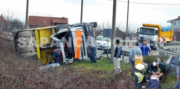 TEM OTOYOLU SAPANCA MEVKİİNDE MEYDANA GELEN KAZADA ERDİNÇ SEVER YARALANDI