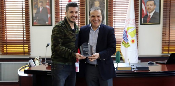 BAŞKAN USLU’DAN SAPANCA REHBERİ’NE TEŞEKKÜR PLAKETİ