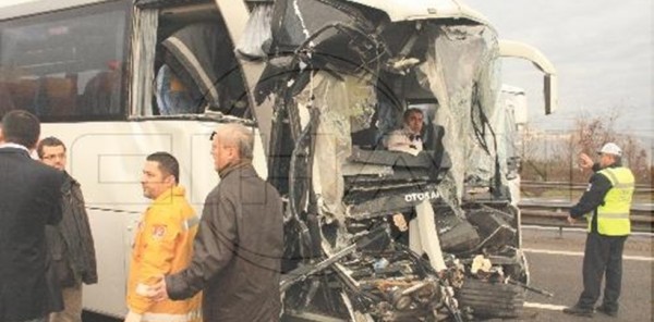 İŞÇİ SERVİSİ KAMYONA ARKADAN ÇARPTI: 3 YARALI