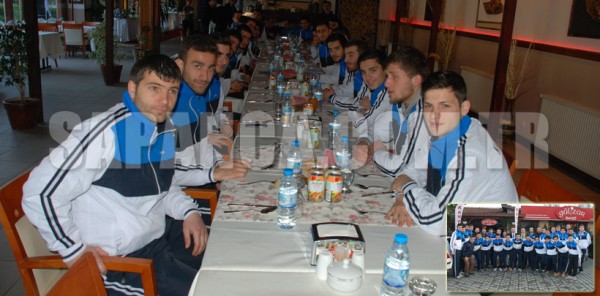 KIRKPINARSPORLU FUTBOLCULAR DÜZENLENEN YEMEKTE BİR ARAYA GELDİ