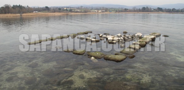 SULAR ÇEKİLDİ SAPANCA GÖLÜ’NDEKİ TARİHİ KALINTI GÜN YÜZÜNE ÇIKTI