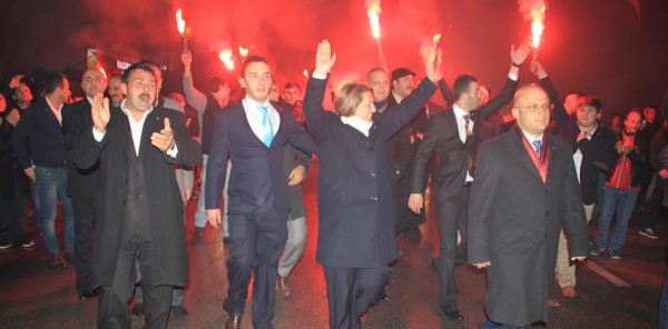 TEPEBAŞI OYA ARAPOĞLU’NU 'BAŞ TACI' YAPTI