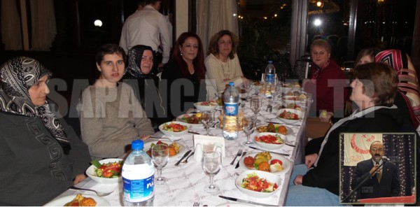 SAADETLİ KADINLAR YEMEKTE BİR ARAYA GELDİ