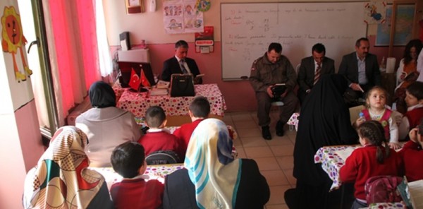 SAPANCA PROTOKOLÜ BİR DERS SAATİ BOYUNCA KİTAP OKUDU