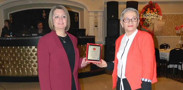 OYA ARAPOĞLU'NA ''EN BAŞARILI SİYASETÇİ'' ÖDÜLÜ