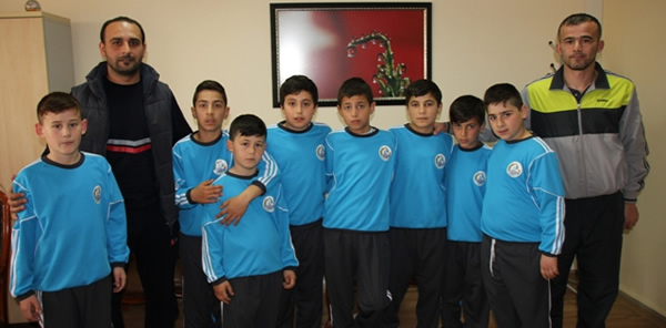 MİNİK GÜREŞÇİLER KAYMAKAM AZCAN’I ZİYARET ETTİ