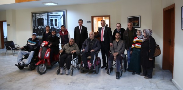 ENGELLİLER DERNEĞİ’NDEN BAŞKAN YILMAZER’E TEBRİK ZİYARETİ