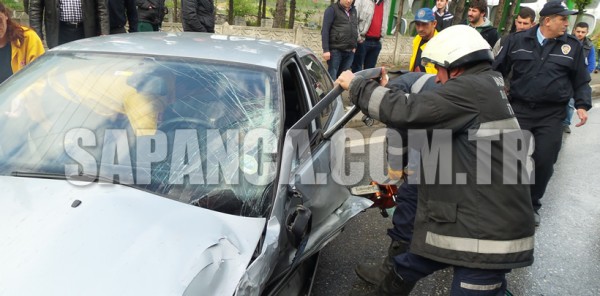 SAPANCA’DA KAZA SONRASI OTOMOBİLDE SIKIŞAN SÜRÜCÜ YARALANDI