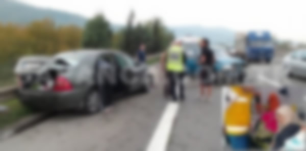 KAZADA KAPISI AÇILAN ARAÇTAN YOLA SAVRULAN ANNE ÖLDÜ, ÇOCUĞU HAYATA DÖNDÜRÜLDÜ