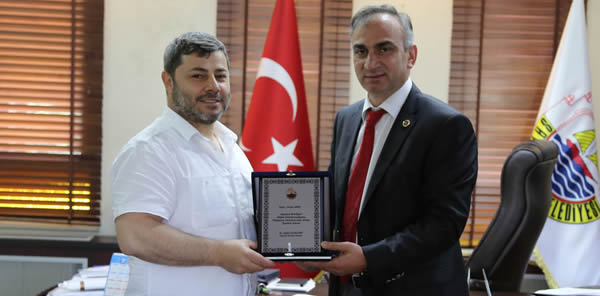 BAŞKAN YILMAZER’DEN HASAN MEMİ’YE PLAKET