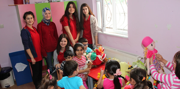 SAPANCA ANADOLU LİSESİ ÖĞRENCİLERİ MİNİK KARDEŞLERİNİ UNUTMADI