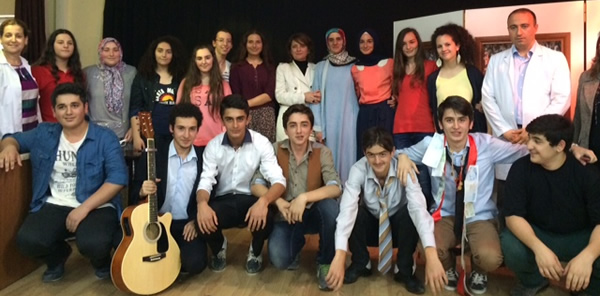 SAPANCA ANADOLU LİSESİNDEN TİYATRO GÖSTERİSİ VE RESİM SERGİSİ