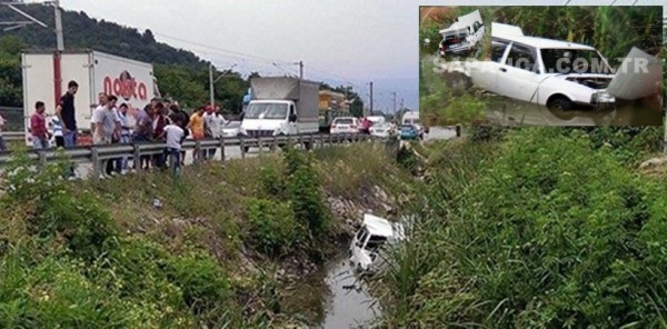 SAPANCA GÖLBAŞI MEVKİİNDE OTOMOBİL SU KANALINA UÇTU : 1 YARALI