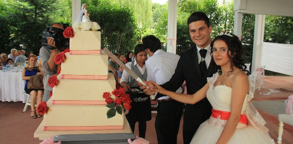 YETİŞTİRME YURDUNDA TANIŞTILAR ...