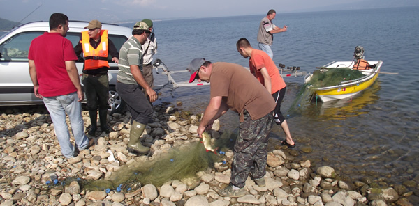 GÖLDE 6 KİLOMETRELİK AĞ ELE GEÇİRİLDİ