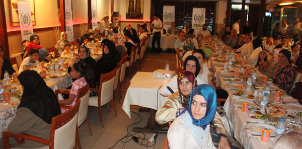 İHH İFTAR’DA AİLELERLE BULUŞTU
