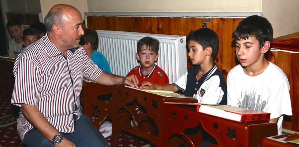 MAHALLESİ, CAMİSİ VE İMAMI AYNI İSMİ TAŞIYOR